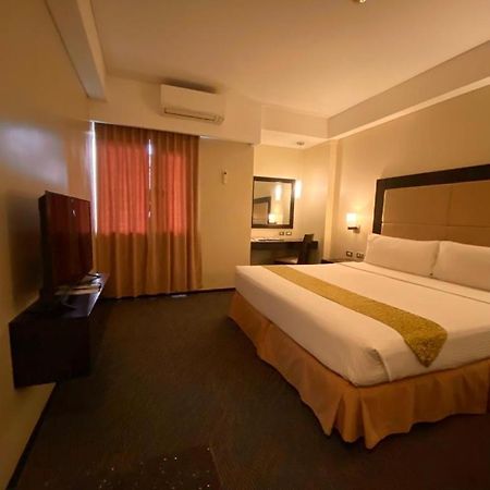Mallberry Suites Business Hotel Cagayan de Oro Esterno foto