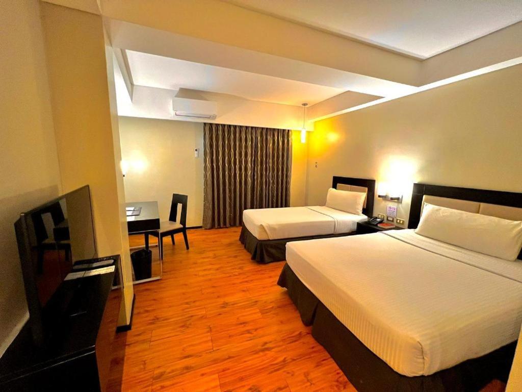 Mallberry Suites Business Hotel Cagayan de Oro Esterno foto