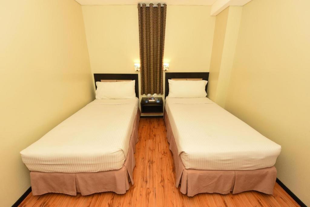 Mallberry Suites Business Hotel Cagayan de Oro Esterno foto