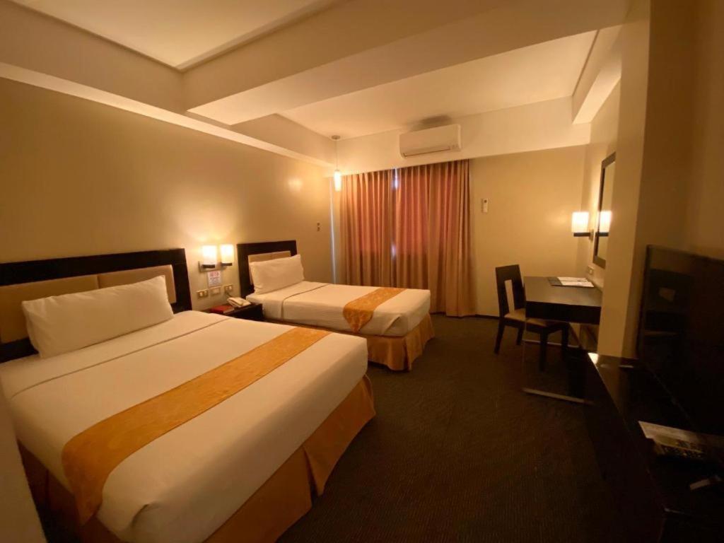Mallberry Suites Business Hotel Cagayan de Oro Esterno foto