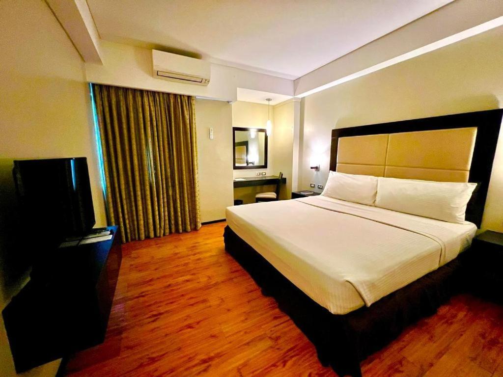 Mallberry Suites Business Hotel Cagayan de Oro Esterno foto