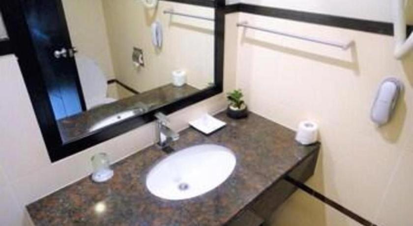 Mallberry Suites Business Hotel Cagayan de Oro Esterno foto