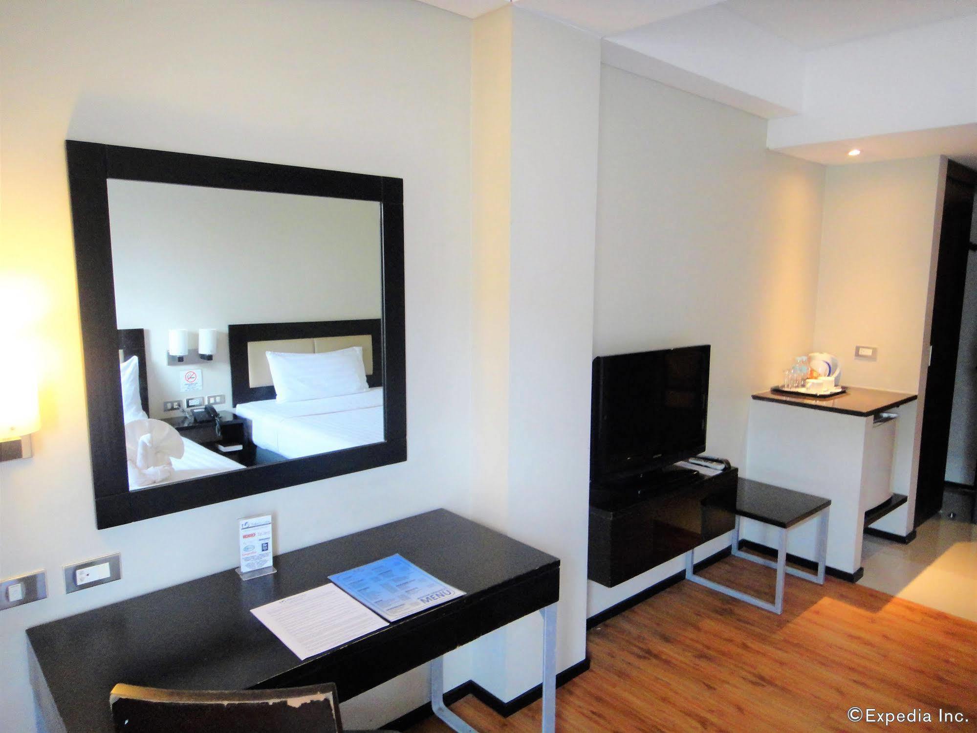 Mallberry Suites Business Hotel Cagayan de Oro Esterno foto