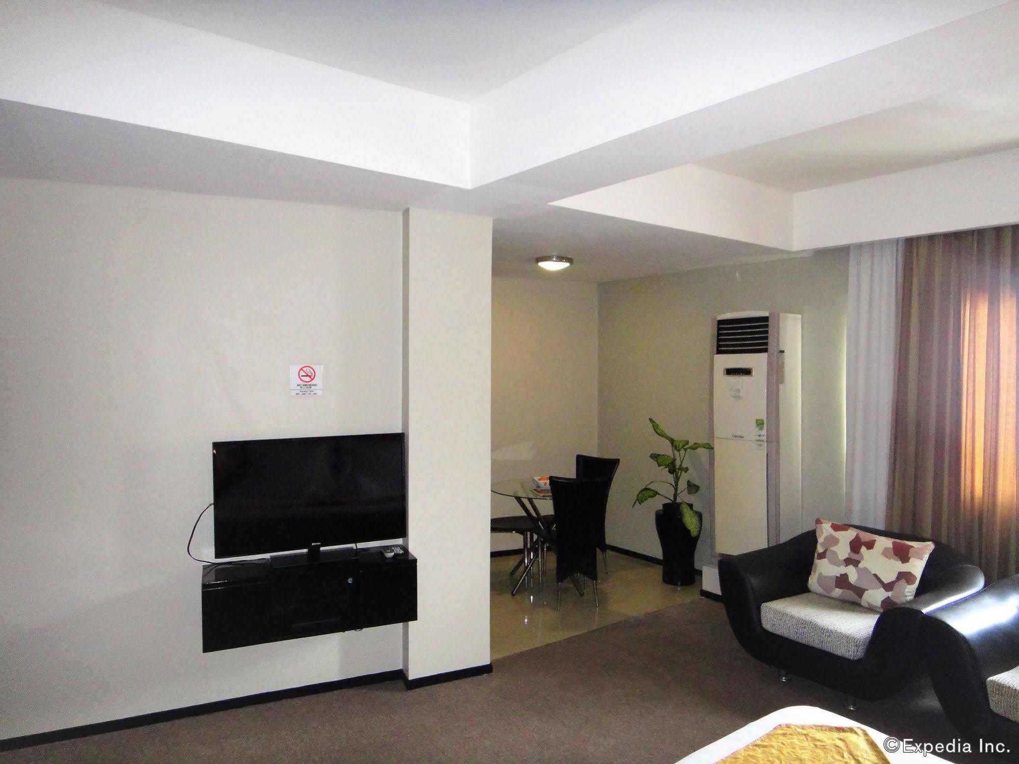 Mallberry Suites Business Hotel Cagayan de Oro Esterno foto