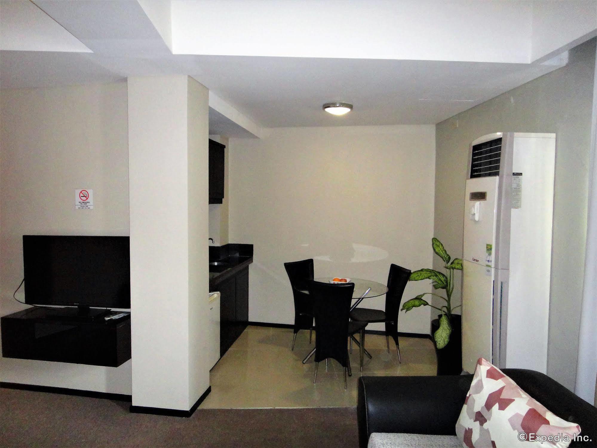 Mallberry Suites Business Hotel Cagayan de Oro Esterno foto