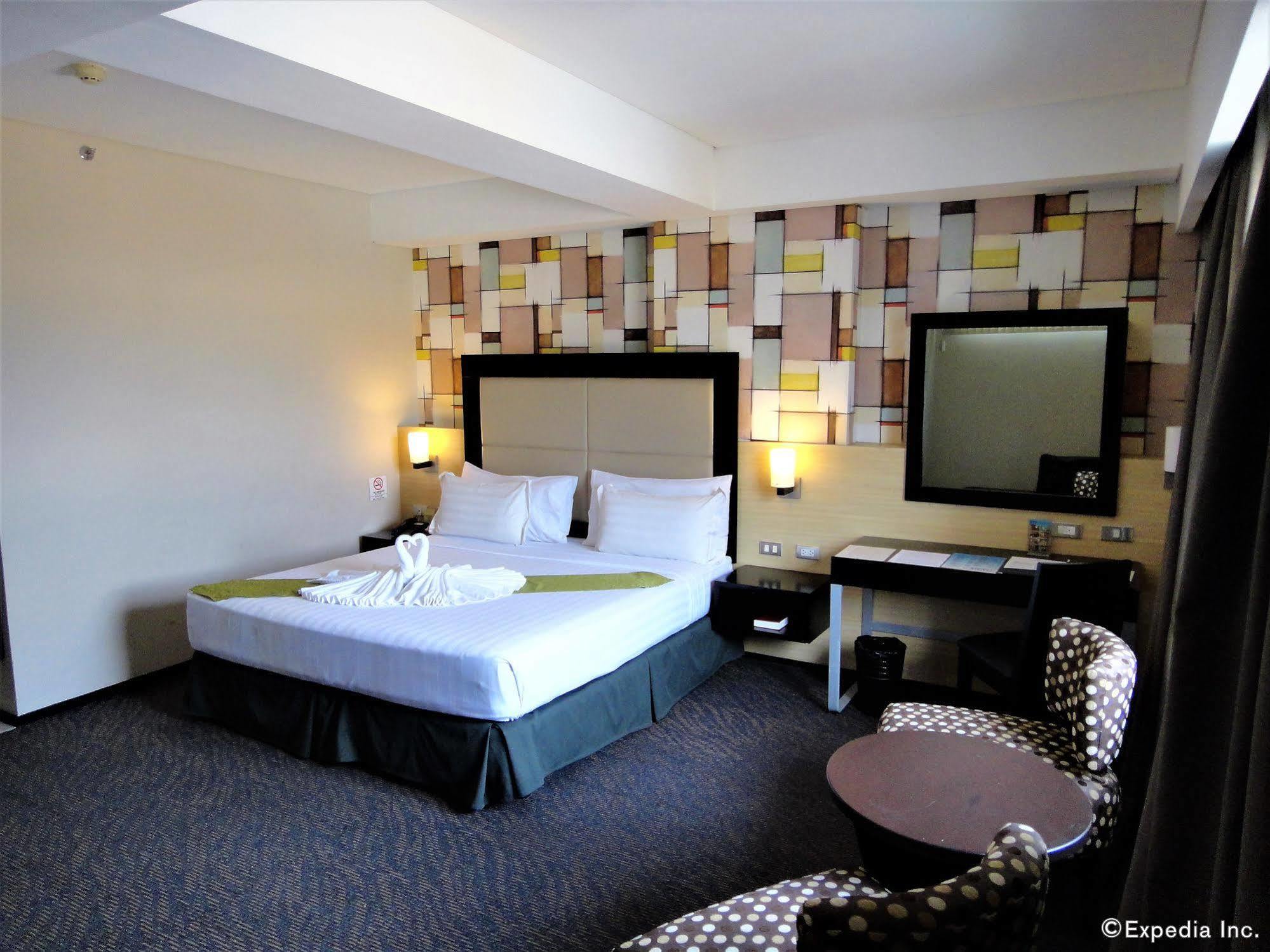 Mallberry Suites Business Hotel Cagayan de Oro Esterno foto