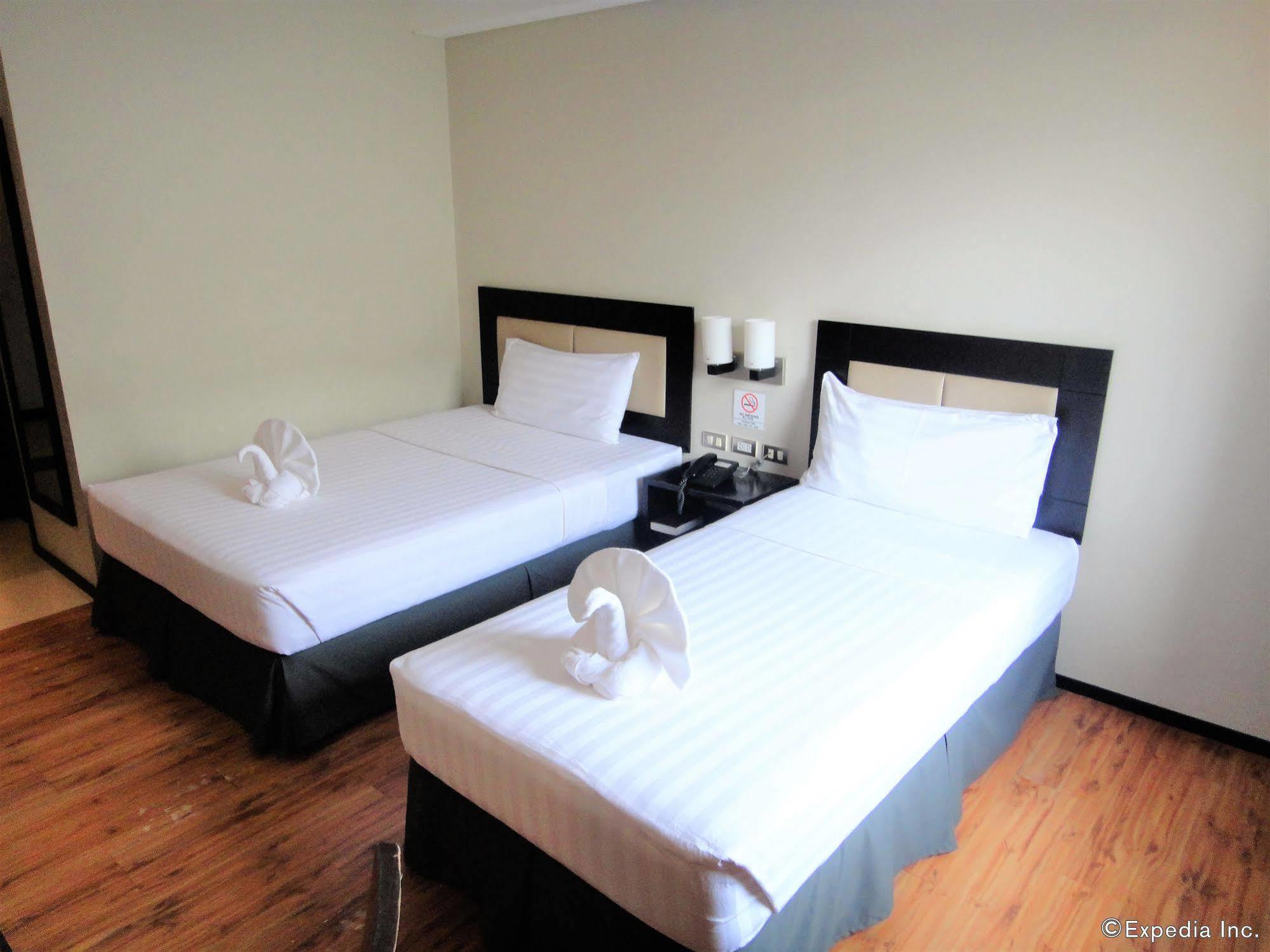 Mallberry Suites Business Hotel Cagayan de Oro Esterno foto