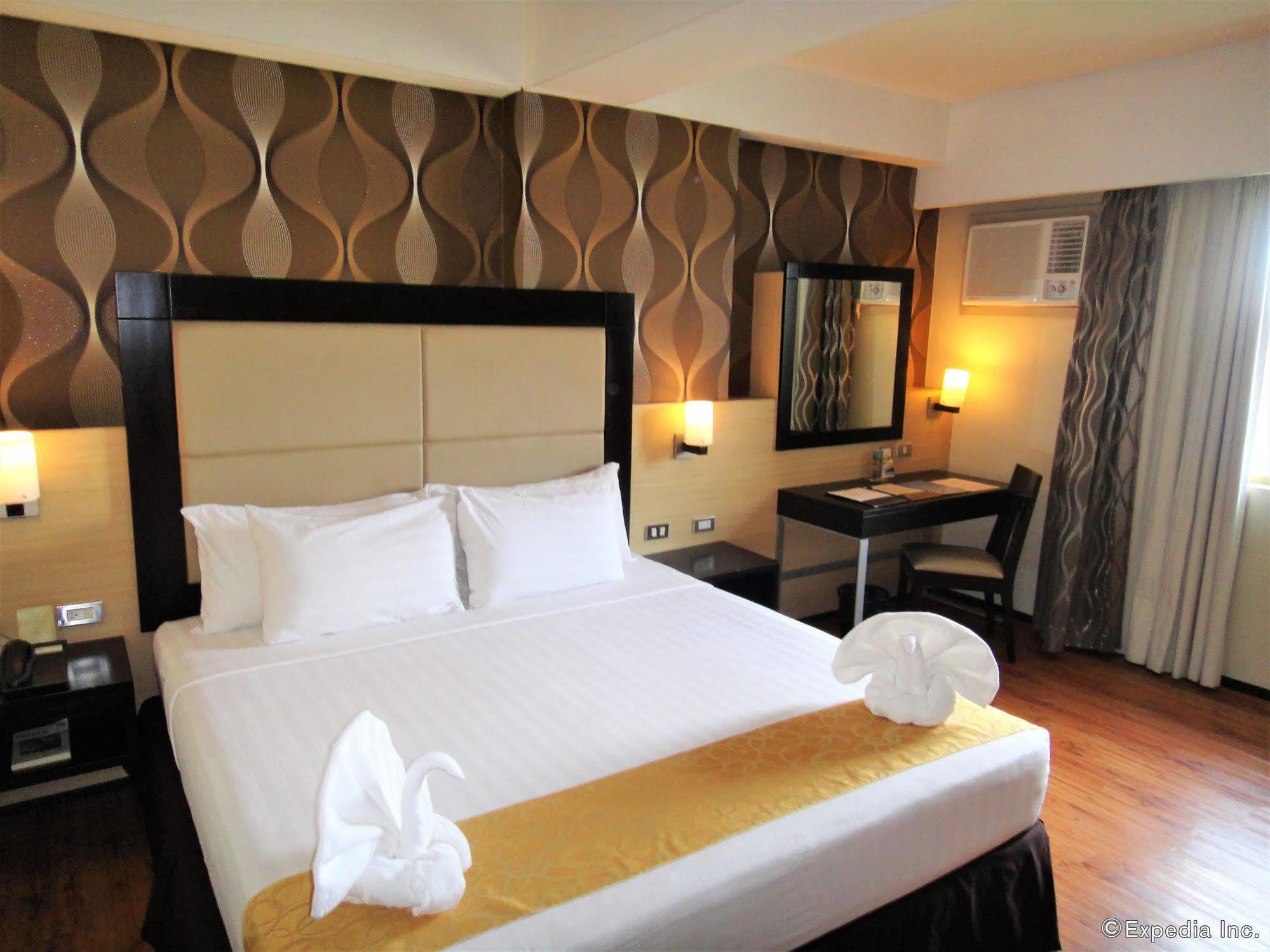 Mallberry Suites Business Hotel Cagayan de Oro Esterno foto