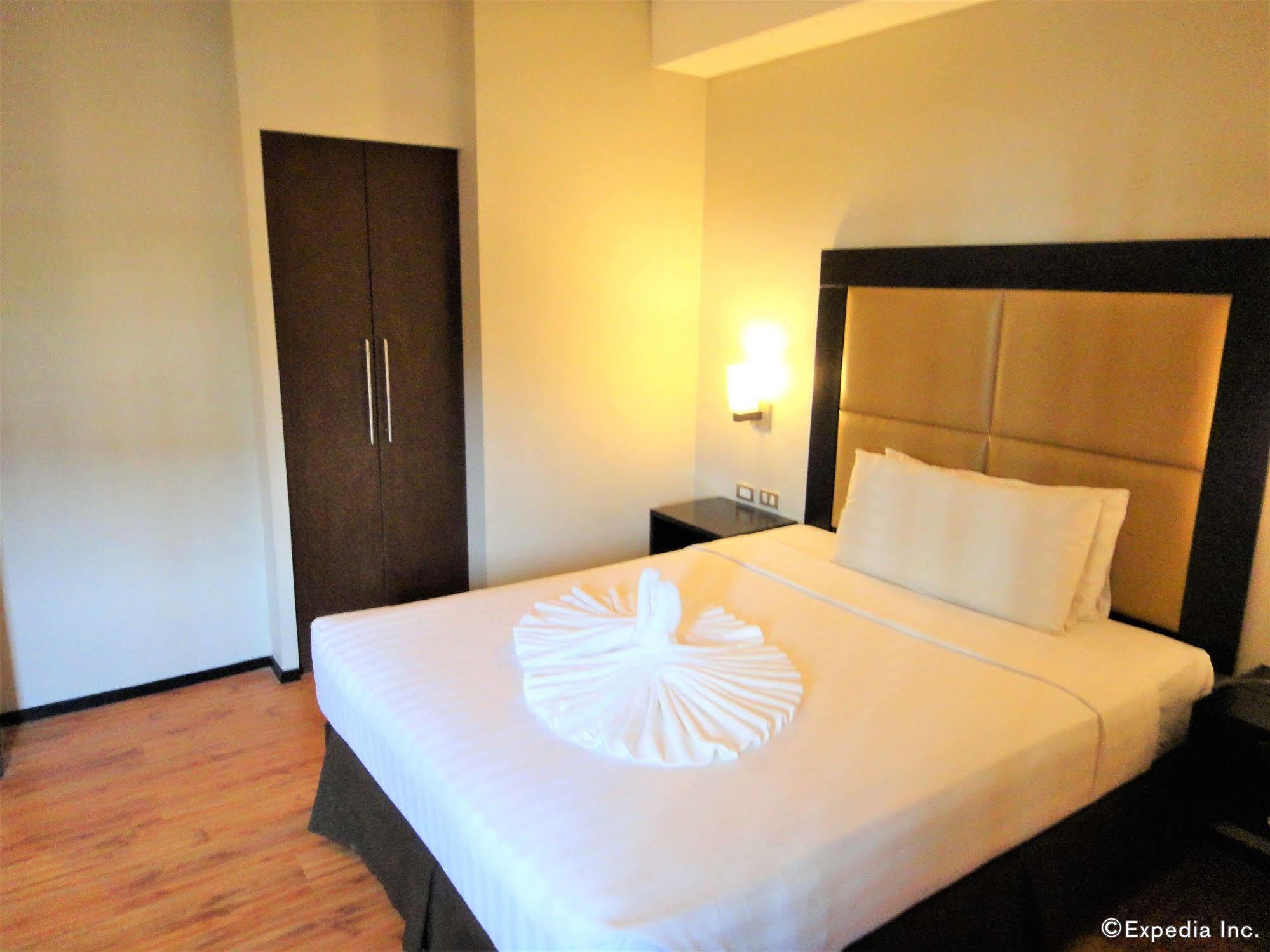 Mallberry Suites Business Hotel Cagayan de Oro Esterno foto